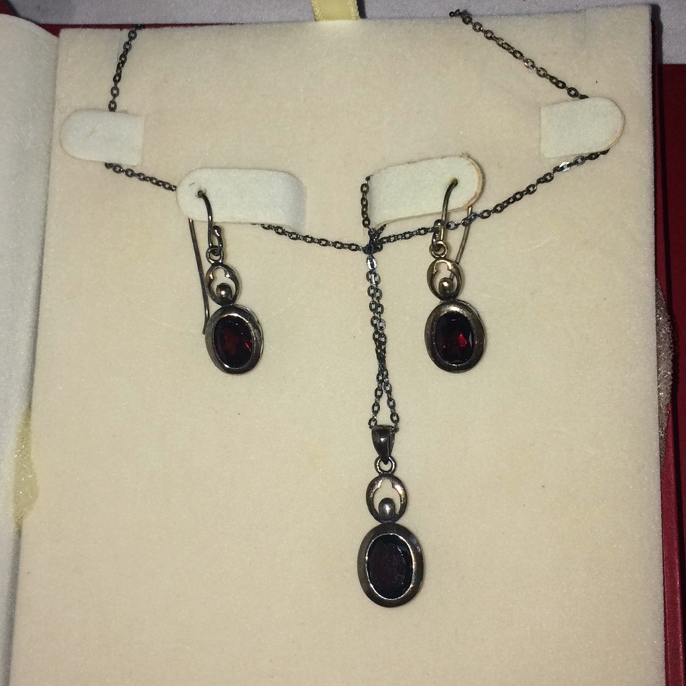 Coldwater Creek‎ Garnet necklace & earring set